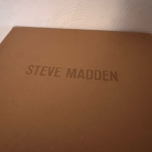 Steve Madden. BILLIEE BLACK Lug. Size 8.   Fits a 7 1/2 foot. - Picture 5 of 5